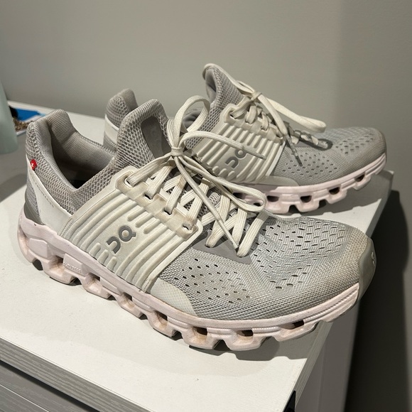On Cloud Women's Shoes, size 8 - Picture 1 of 6